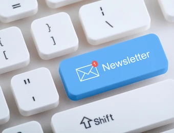 Blaue Tastenkappe mit Newsletter-Text und Briefumschlag-Symbol, rote 1-Benachrichtigung; umgeben von weißen Tastaturtasten.