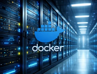 Rechenzentrum mit Serverracks in einer Gasse, blau beleuchtet; Docker-Logo-Wal mit Containern im Vordergrund.