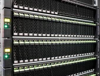 Mehrere schwarze Blade-Server in einem Serverschrank, Frontseite mit grünen LEDs.