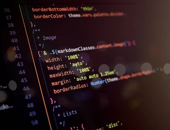 Nahaufnahme eines Computerbildschirms mit farbigem Code-Editor, Zeilennummern links und sichtbarem Syntax-Highlighting.