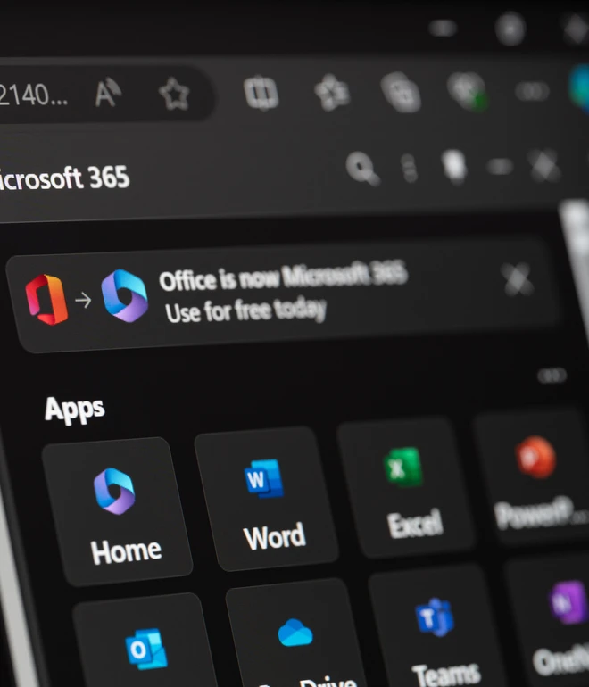 Bildschirm zeigt Microsoft 365‑Apps im dunklen Design; Symbole für Home, Word, Excel, PowerPoint, Teams und Outlook.