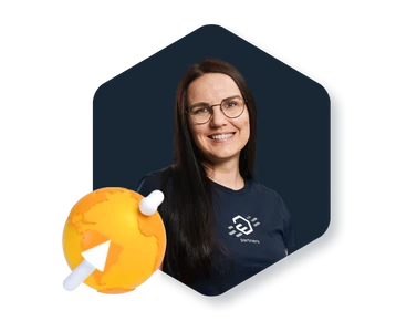 Eine Person mit Brille in dunkelblauem Shirt mit Logo, neben einem orangefarbenen Globus mit weißem Papierflugzeug.