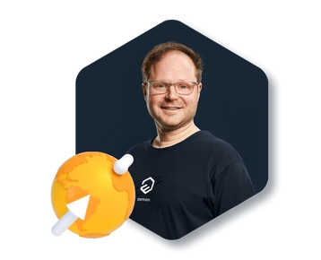 Eine Person mit Brille in dunkelblauem Shirt mit Logo, neben einem orangefarbenen Globus mit weißem Papierflugzeug.