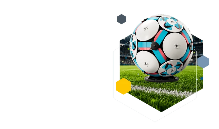 Fußball mit weißen Panels und blauen Akzenten liegt auf grünem Rasen; umgeben von weißen Hexagonformen.