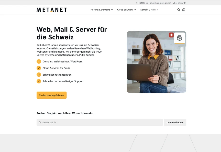 Startseite eines Hosting-Anbieters: Linke Spalte mit Überschrift Web, Mail & Server; rechts Bild einer Frau mit Laptop.
