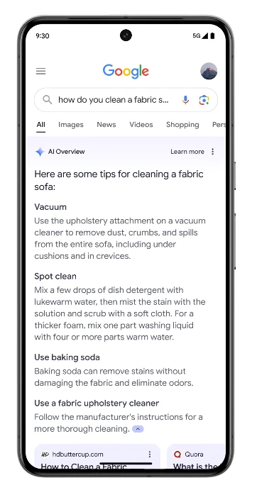 Smartphone zeigt Google-Suchergebnisse: Suchleiste mit Google-Logo, Tabs und Textabschnitt zur Reinigung eines Stoffsofas.