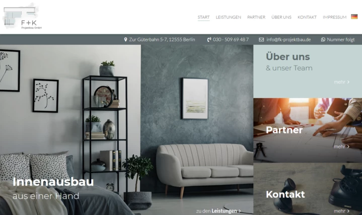 Wohnzimmer mit grauer Wand, Sofa, Regal, Pflanze und Bilderrahmen; Collage aus Website-Elementen.
