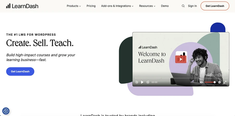 LearnDash-Landing mit Logo links, Titel 'Create. Sell. Teach.', blauer Button 'Get LearnDash' und rechts Video mit Person.