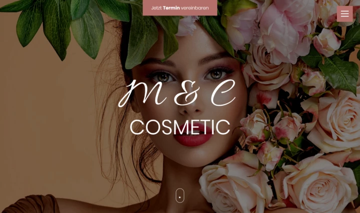 Porträt einer Frau vor rosa Rosen und grünen Blättern; weißes N&E COSMETIC-Logo in der Mitte.
