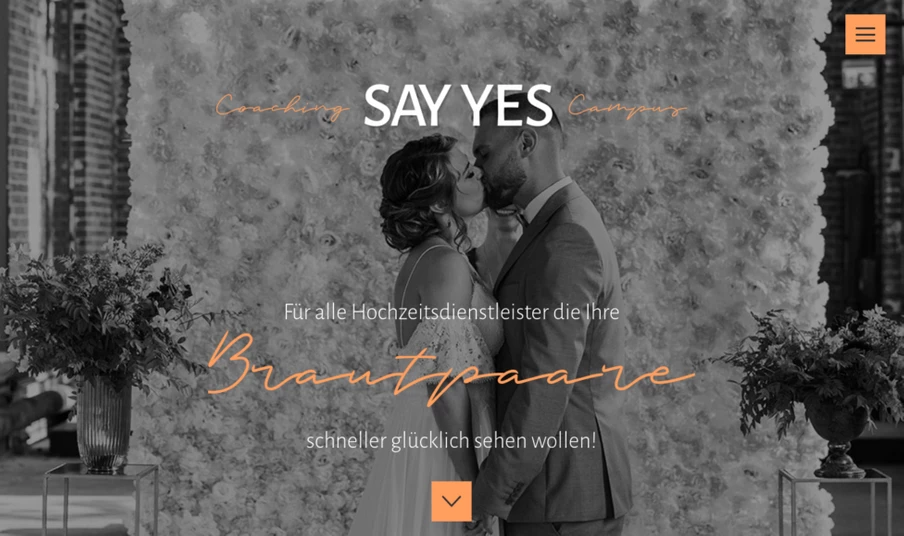 Schwarz-weißes Hochzeitsfoto: Ein Paar küsst sich in der Mitte; im Hintergrund Text SAY YES und Blumengestaltung.