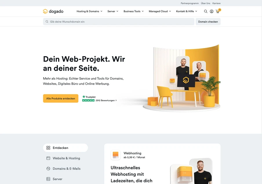 Screenshot einer Dogado-Startseite: Logo, Navigation und Heldensektion mit zwei Personen-Illustration und gelbem Mobiliar.