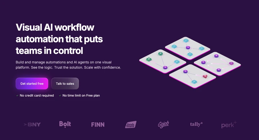 Dunkle Hintergrundseite mit weißem Titel; drei 3D-Quadrate rechts, Logos unten.
