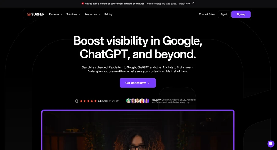 Dunkle Startseite mit weißer Überschrift und einem violetten, rechteckigen Rahmen darunter, der ein Bild zeigt.