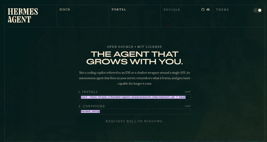 Dunkle grüne Webseite mit Logo 'HERMES AGENT', zentraler Titel 'THE AGENT THAT GROWS WITH YOU' und Codeabschnitte.