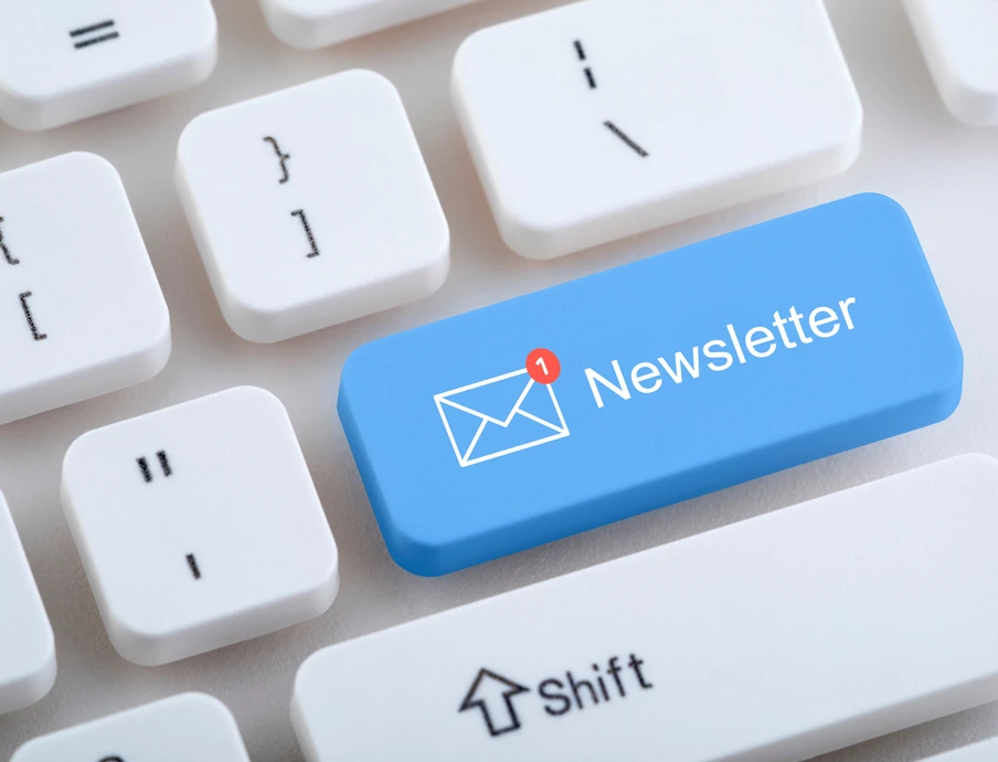 Blaue Tastenkappe mit Newsletter-Text und Briefumschlag-Symbol, rote 1-Benachrichtigung; umgeben von weißen Tastaturtasten.