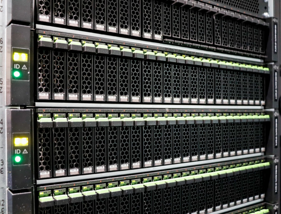 Mehrere schwarze Blade-Server in einem Serverschrank, Frontseite mit grünen LEDs.