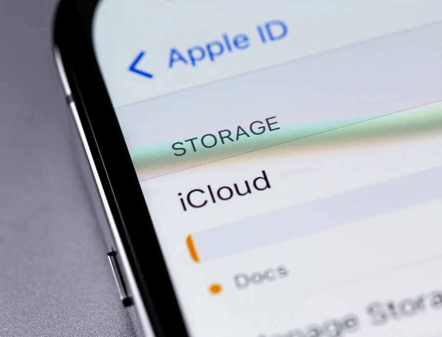 Nahaufnahme eines Smartphone-Bildschirms, Anzeige zeigt Apple ID, STORAGE, iCloud und Docs; Seitenrand sichtbar.