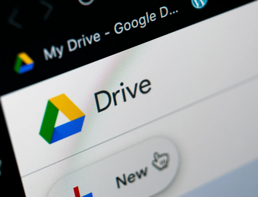 Google-Drive-Oberfläche: farbiges Dreieck-Logo neben dem Wort Drive, darunter ein 'New'-Button.