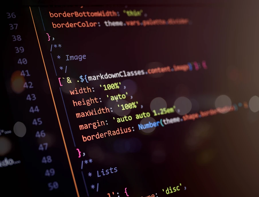 Nahaufnahme eines Computerbildschirms mit farbigem Code-Editor, Zeilennummern links und sichtbarem Syntax-Highlighting.
