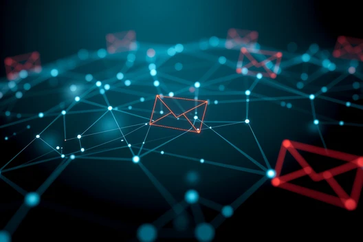 Dunkler Hintergrund mit blauem, leuchtendem Netz aus Punkten und Linien; rote Briefumschläge verteilen sich im Bild.