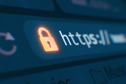 Nahaufnahme eines Browser-Adressfelds mit einem leuchtenden Vorhängeschloss-Symbol und 'https://'.