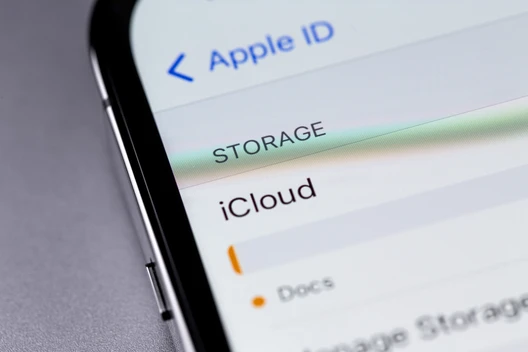 Nahaufnahme eines Smartphone-Bildschirms, Anzeige zeigt Apple ID, STORAGE, iCloud und Docs; Seitenrand sichtbar.