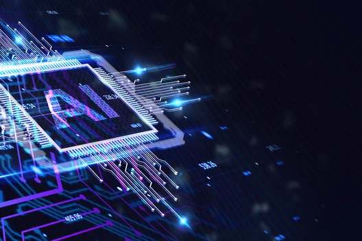 Leuchtender Mikroprozessor mit AI-Aufschrift, umgeben von blauen Leiterbahnen und leuchtenden Linien.