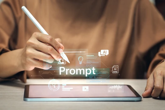 Person tippt mit einem weißen Stift auf ein Tablet; holografische UI-Elemente zeigen das Wort 'Prompt'.